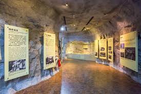 八二三砲戰（中國大陸稱金門炮戰，香港稱金門八二三砲戰），又稱第2次台灣海峽危機（英語：second taiwan strait crisis）指1958年到1979年（戰況最烈為1958年8月23日至10月5日之間）發生於金門、馬祖及其他中國大陸東南沿岸與島嶼的一系列戰役總稱。 中國人民解放軍與中華民國國軍以隔海砲擊為主要. å…«äºŒä¸‰æˆ¦å²é¤¨ é‡'é–€è¦³å…‰æ—…è¡Œã‚µã‚¤ãƒˆ