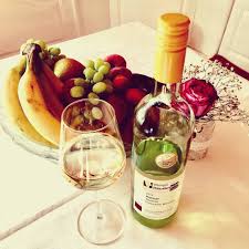sommer sonne frankenwein unser tipp fur wein neulinge kerner spatlese weisswein vom weingut hausknecht das wine bottle rose wine bottle wine