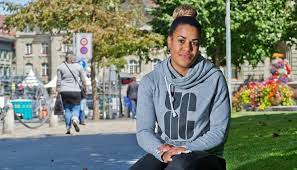 Il suo talento, infatti, è di famiglia. Leichtathletik Das Ist Mujinga Kambundjis Schwester Sie Gewann Mal Ein Stockelschuh Rennen