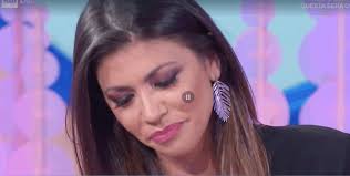 Il suo profilo instagram vanta oltre 200 mila followers ma flora, nonostante il successo, dà l'idea di esser rimasta una donna semplice e alla mano. Flora Canto A Vieni Da Me Legge In Lacrime Un Biglietto Di Enrico Brignano Foto Ultime Notizie Flash