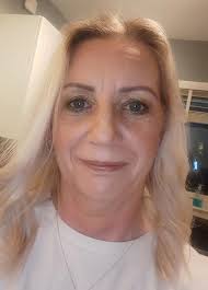 So I tried doing may makeup using a little bit of contour and trying to  place my eyeshadow correctly for hooded eyes and using colours that  everyone had said would suit still