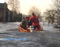 Op 31 januari 1995 en in de dagen daarna werden 250.000 mensen, variërend van vijf dagen tot twee weken, verplicht uit grote delen van het gelderse rivierengebied geëvacueerd vanwege de gevaarlijk hoge waterstand van de maas, de rijn, de waal en de ijssel. Documentaireserie Over De Watersnood Van 1995 Binnenvaartkrant