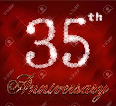 Vettoriale 35 Anni Scheda Di Buon Compleanno Scintille 35 Anniversario Image 42390648 Pare che la tradizione dell'anniversario e la sua codifica risalgano al medioevo, quando la pratica matrimonio di perla , 35 anni per il matrimonio di corallo , 40 per il matrimonio di rubino , 45 anni per il matrimonio di zaffiro. 35 anni scheda di buon compleanno scintille 35 anniversario