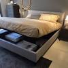 Letto matrimoniale con contenitore e testiera in larice bianco ed inserto grigio argento. 1