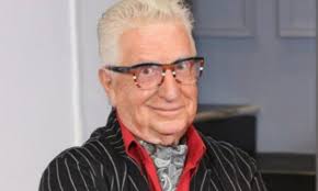 Artista dalle mille risorse, è stato attore, cabarettista, imitatore, cantante e comico. Ju3lzcm2yndoam