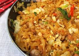 Kemudian buat adonan untuk melumuri pisang gulung tersebut, campur tepung beras, gula, telur. Cara Termudah Memasak Kwetiaw Goreng Gampang Banget Resep Masakanku
