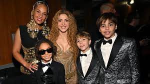 Shakira se lleva a sus hijos Milan y Sasha de 'amuletos' a los Grammys