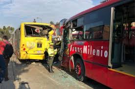 Este portal no sólo publica datos útiles y significativos del sistema transmilenio, sino que es una recopilación de toda la información que podemos usar y compartir como ciudadanos. Video Momento Del Grave Choque Entre Dos Buses De Transmilenio