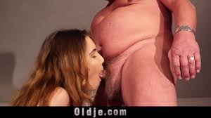 Babe gives the best deepthroat blowjob to grandpa - XNXX.COM