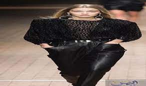 كايا جيربر تلفت الحضور بفستان أسود غاية في الأناقة fashion leather pants pants