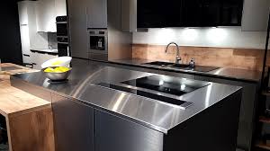L'inox est très résistant, il ne craint ni la chaleur ni l'eau et se nettoie facilement avec un coup d'éponge. Foire Aux Questions Tout Savoir Sur La Credence Et Le Plan De Travail En Inox