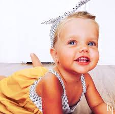 Blonde Haired Blue Eyed Baby Fingers Crossed Baby Girl Blue Eyes Blue Eyed Baby Blonde Babies