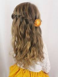 Pas tous les jours facile de trouver l'inspiration nécessaire quand on est maman, pour réaliser à sa petite fille une coiffure originale. Coiffure Mariage Petite Fille Conseils Coiffure Et Inspirations