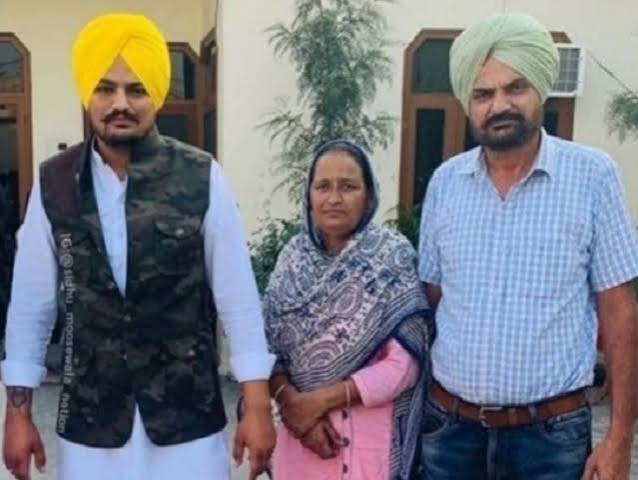 दिवंगत सिंगर सिद्धू मूसेवाला के साथ उनके माता-पिता।