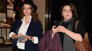 Esra dermancıoğlu kimdir, sevgilisi kim, kızı refia dermancıoğlu babası kim, oynadığı diziler, rol aldı tiyatrolar, boyu, kilosu, burcu kısaca hayatı ve biyografisi kim kimdir bölümümüzde sizlerle olacak. Esra Dermancioglu Yillar Once Cekilmis Fotografini Paylasti Magazin Haberleri