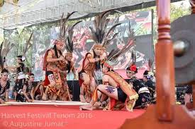 Pakaian tradisional kaum murut bagi lelaki ialah dikenali dengan pakaian puputul yang diperbuat daripada kulit kayu. Maksud Tersirat Tarian Pusat Kebudayaan Murut Tenom Facebook