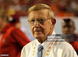 Lou Holtz, former Notre Dame head coach and ESPN analyst watches... News  Photo