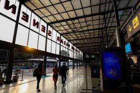 Selamat idul fitri 1442 h. Foto Suasana Sepi Di Stasiun Pasar Senen Jelang Hari Raya Idul Fitri 1422 H