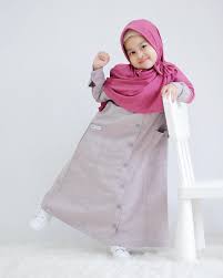 Berikut ini adalah beberapa inspirasi model busana muslim untuk anak perempuan terbaru 2019 yang bisa anda pilih sebagai bahan referensi nantinya saat membeli busana muslim untuk putri anda. Gamis Anak Polos Kombinasi Gaya Anak Model Pakaian Bayi Pakaian Balita