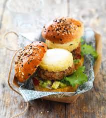 Recette De Burger Originale Facile A Faire Vegetarienne Cosmopolitan Fr Recette Alimentation Recettes De Cuisine