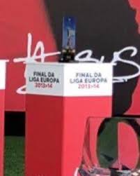 AHAHAHAH! Na apresentação de jorge jesus colocaram a taça da Liga Europa!  Só que o Benfica perdeu a final AHAHAHAHAH