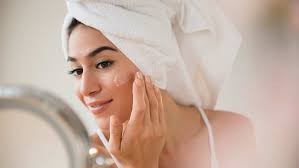 7 Cara Menggunakan Moisturizer yang Benar - Hello Sehat