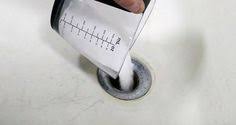 Il Faut Verser Du Sel Dans Le Lavabo Avec Images Comment Deboucher Un Evier Deboucher Evier Nettoyer Canalisation