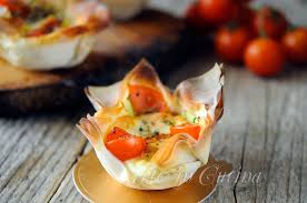 El antipasto (en italiano 'antes del plato principal'; Cestini Di Pasta Fillo Ripieni Con Provola E Pomodori