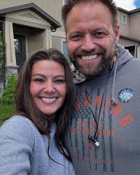 Lindsay Kelly's Instagram, Twitter & Facebook