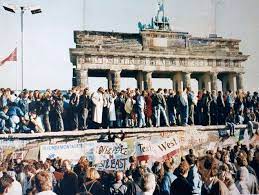 Come si viveva nella berlino divisa dal muro; La Storia Del Muro Di Berlino