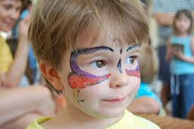 Pintando o rosto para o carnaval