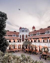 Coban sewu merupakan salah satu dari ribuan air terjuan yang paling indah di indonesia, terletak di perbatasan kecamatan ampelgading malang dan kecamatan pranowijo. Lawang Sewu Bangunan Tua Semarang Tempat
