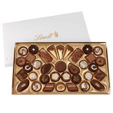 Wenn die feine chocoladenhülle bricht, verführt die unendlich zartschmelzende füllung ihre sinne und trägt sie sanft davon. Lindt Pralinen 2 Geschenkschachteln A 350g Inhalt 700g Qvc De