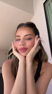 Hannah Loftis's Instagram, Twitter & Facebook