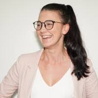 Amanda Melville's Instagram, Twitter & Facebook