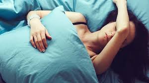 الحر الشديد كيف تنام خلال موجات الطقس الحار Bbc News عربي