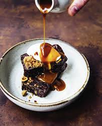 Bread And Butter Pudding Glace Au Bacon Fume Et Caramel Au Bourbon Par Gregory Marchand Recette Alimentation Pudding Dessert