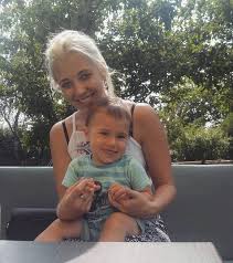 Takovým tématem je založení rodiny. Anicka Slovackova Jako Mama Babicka Patrasova Se Tetelila Stestim Blesk Cz