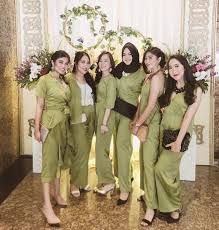 Untuk itu kita butuh design dan baju bridesmaid celana yang handal pastinya mampu mewujudkan nya!! Desain Baju Bridesmaid Desain Baju