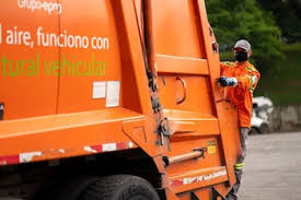 Un recolector de basura murió arrollado por el camión en el que trabajaba durante una jornada de aseo en Medellín: qué pasó