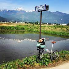 segacyan instagram 道の駅 アルプス安曇野ほりがねの里 の中を あづみ野やまびこ自転車道 が南北に続いています 大王農場 目指して北方向に サイクリング 今安曇野は田植えの時期です 安曇野の守り神 常念岳 scenery natural landmarks landmarks