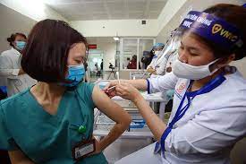 Both moderna and johnson & johnson's vaccines are currently only recommended for ages 18 and up.pfizer, however, is recommended for those 16 and up, according to the centers for disease control. 30 Y Bac SÄ© Ä'áº§u Tien Cá»§a Ha Ná»™i Tiem Vaccine Covid 19 Vietnamnet