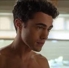 #recomendacion #serie #romancehola queria recomendarles esta serie que tiene a esta pareja con una gran quimica, que son rivales en los estudios, son muy div. Darren Barnet As Paxton Hall Yoshida In The Netflix Show Never Have I Ever Darren Barnet Darren Barnett Hot Actors