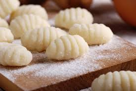 Los ñoquis aparecen frecuentemente bajo los listados de platos referentes a pasta a pesar de tener unos ingredientes muy diferentes y de poseer diferente forma de preparación. El Secreto De La Abuela Para Hacer Noquis Perfectos Vix