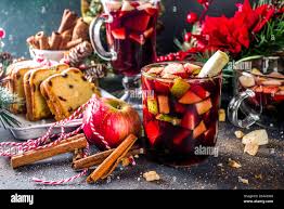 Bebida Navidena Con Ponche De Frutas O Sangria Vino Tinto De Navidad Ponche De Frutas Coctel Navideno Bebida Caliente De Navidad Mexicana Con Azucar Fotografia De Stock Alamy