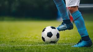Tendangan bebas dilakukan di tempat terjadinya sebuah. Teknik Dasar Permainan Sepak Bola Passing Dribble Shoot Heading