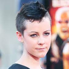Jena malone commits to a punky hairstyle (august 11th, 2008) with her hair clipped up close to her head, around her ears and up her back. Jena Malone S Changing Looks Instyle