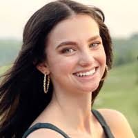 Mackenzie Beck's Instagram, Twitter & Facebook