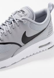 Check out more images of these white on white beauties. Nike Sportswear Air Max Thea Sneaker Low Wolf Grey Black Grau Zalando De