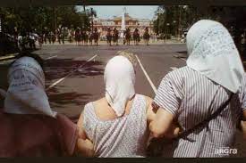 43 años de lucha lunes 17.30 mateando con hebe jueves 15.30 marcha de los jueves. El Dia Que Reprimieron A Las Madres De Plaza De Mayo